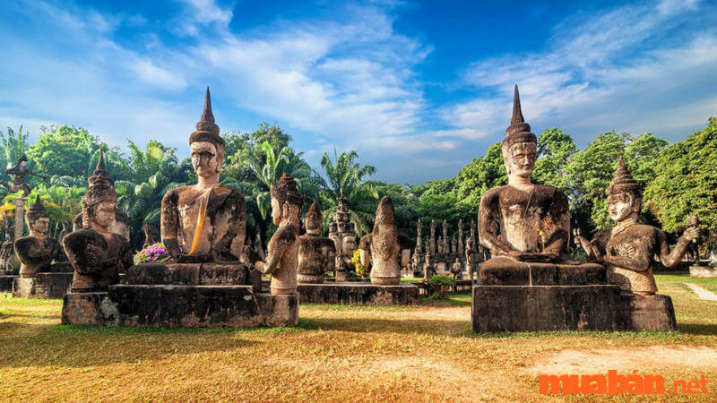 Vườn tượng phật trưng bày đầy đủ các bức tượng Phật và tượng của các vị thần Hindu.