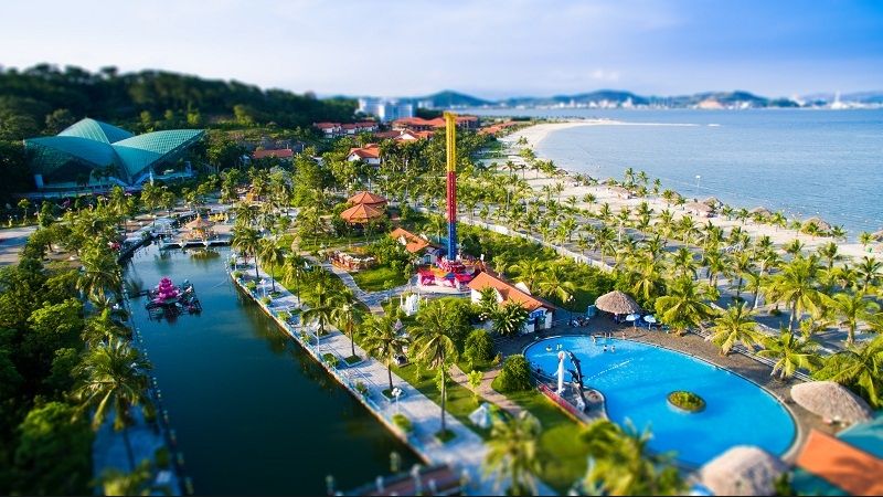 Báo Đảo Tuần Châu được xem là điểm du lịch “quyến rũ” nhất tại Quảng Ninh. Du khách thoải mái thư giãn với làn nước biển trong xanh và thảm cát trắng mịn.