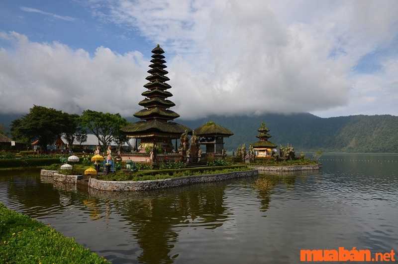 Hồ thu hút khách du lịch bởi ngôi đền Ulun Danu