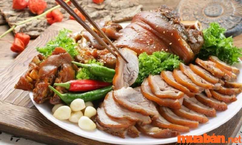 Theo kinh nghiệm du lịch Hà Giang 3 ngày 2 đêm thì bạn nên thử món lợn cắp nách