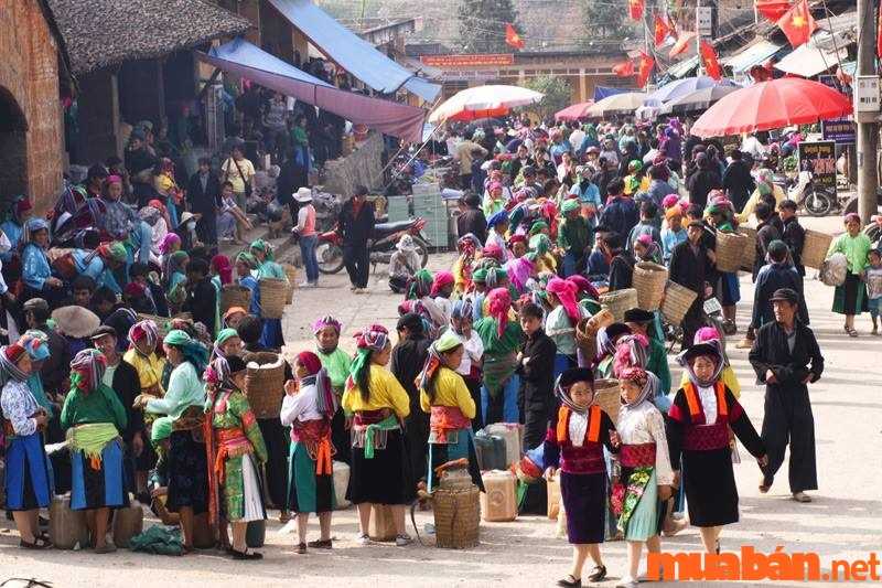 Kinh nghiệm du lịch Hà Giang 3 ngày 2 đêm là bạn có thể ghé chợ tình Khâu Vai