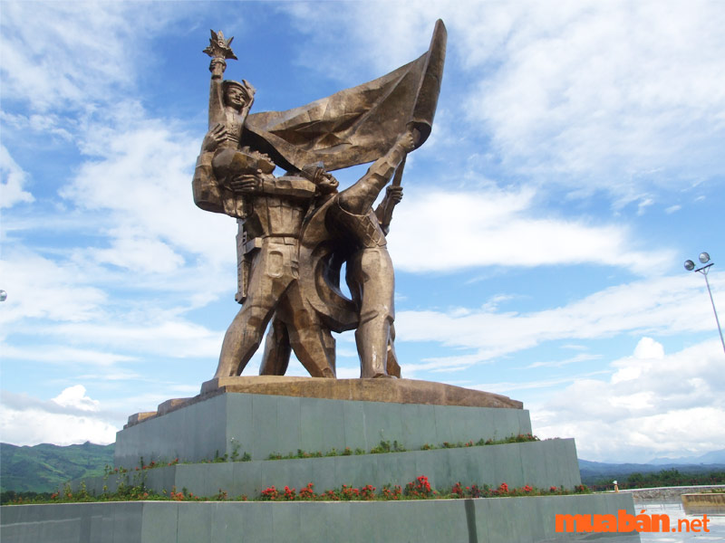 Tượng đài chiến thắng Điện Biên Phủ là biểu tượng cho lịch sử vẻ vang