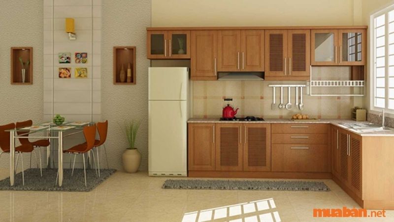 Phòng bếp trang trí với màu trắng và màu vân gỗ chủ đạo phù hợp với những gia chủ yêu thích sự đơn giản.