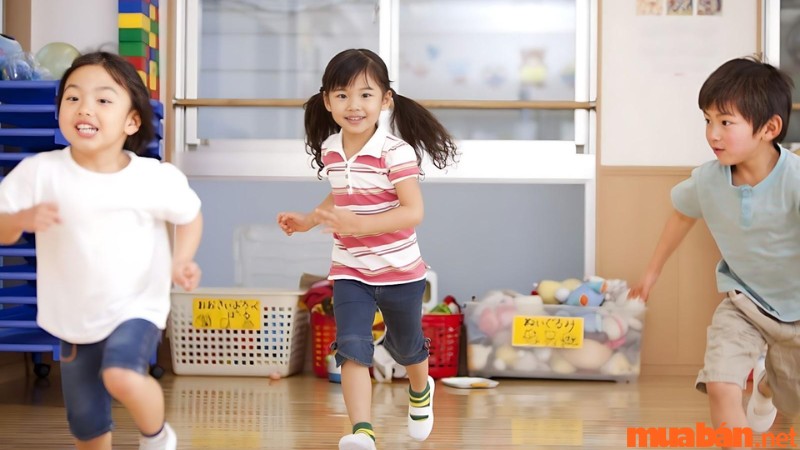 Chạy tiếp sức là trò chơi tập thể cho trẻ mầm non tăng cường sức khỏe