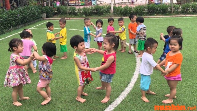 Tay cần tay là trò chơi cho tập thể trẻ mầm non rèn luyện khả năng ngôn ngữ
