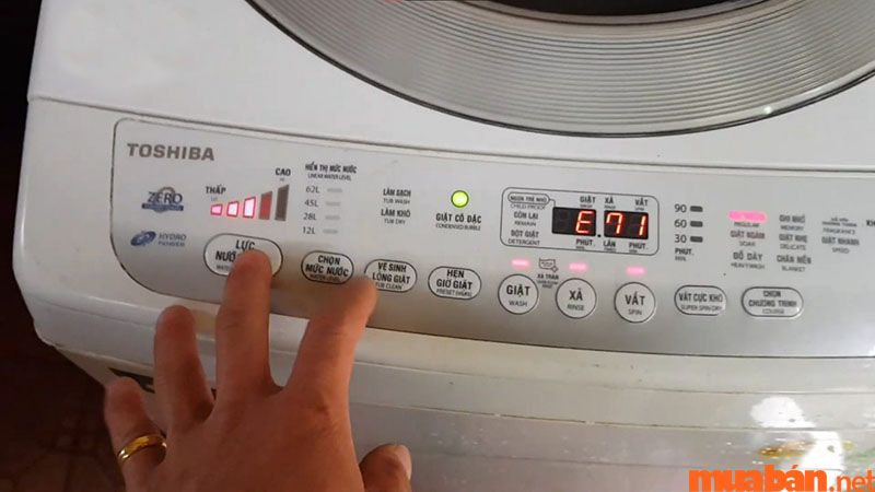 Nếu máy giặt bị lỗi sẽ hiển thị trên bảng điều khiển