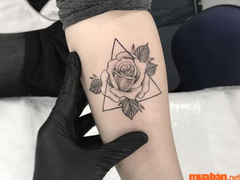 Hình xăm hoa hồng và hình tam giác