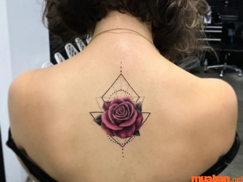 Hình xăm hoa hồng và hình tam giác