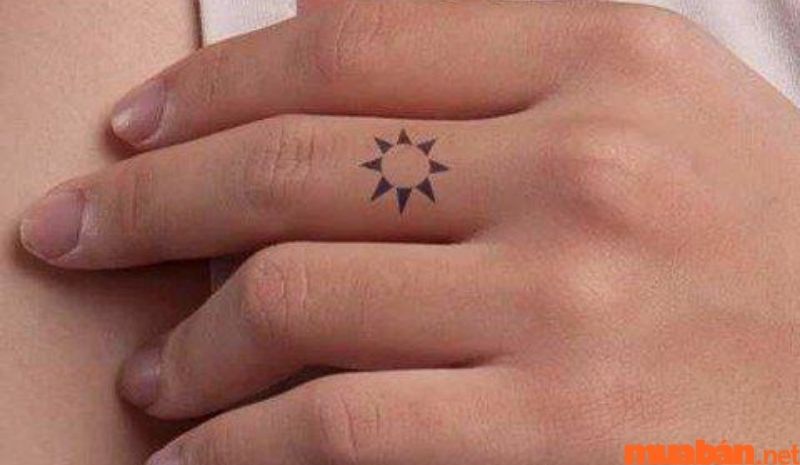 Hình xăm mặt trời trên ngón tay với ý nghĩa hy vọng mọi việc đều đi đúng như dự tính