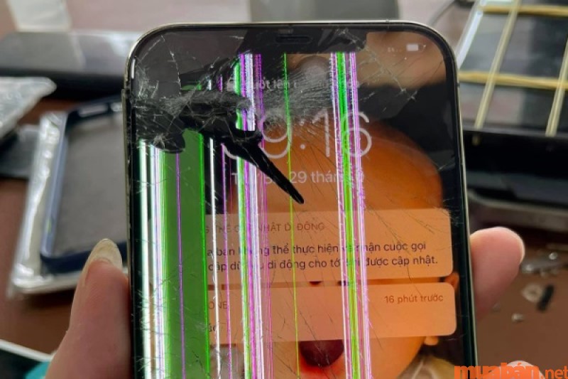 Trường hợp nên đi thay mới màn hình khi iPhone 11 Pro Max bị vỡ màn hình.