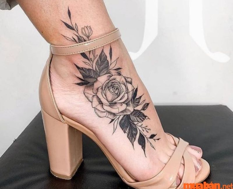 Hình xăm cổ chân nữ hình đóa hoa hồng 