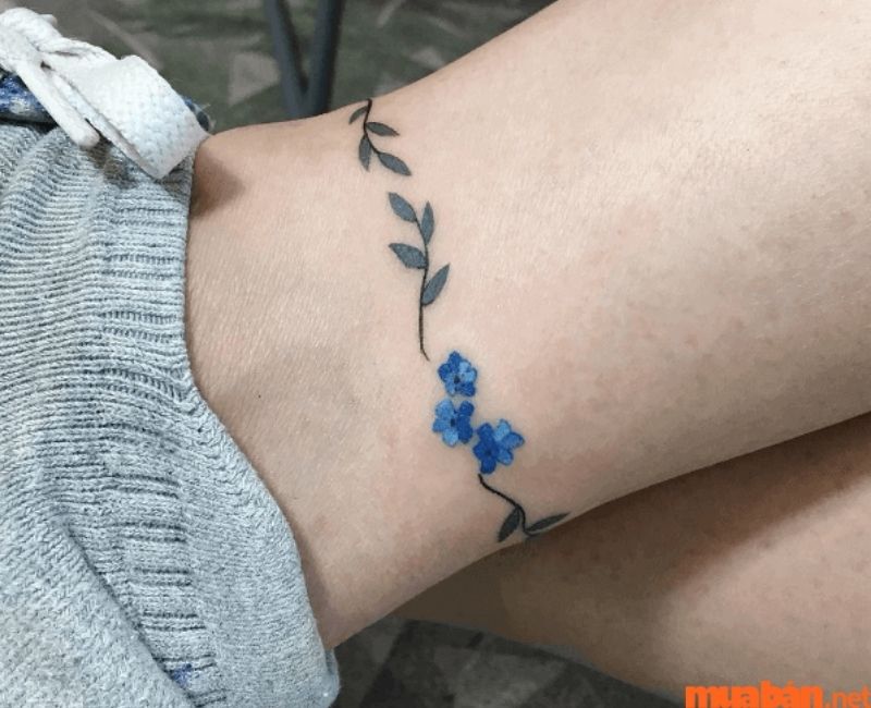 Hình xăm cồ bàn chân nữ giới hình hoa xanh