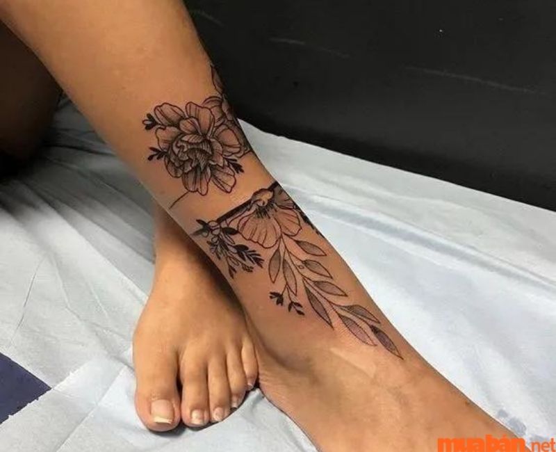 Hình xăm cổ chân nữ hình bông hoa