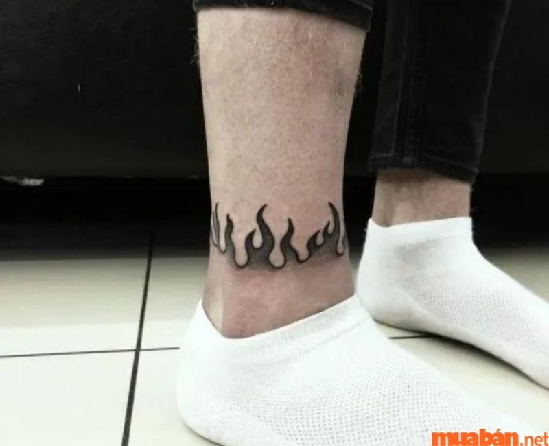 Hình xăm cổ chân nam hình ngọn lửa