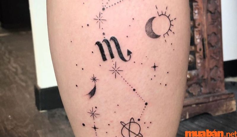 Hình xăm kết hợp giữa chữ M và ký hiệu chòm sao