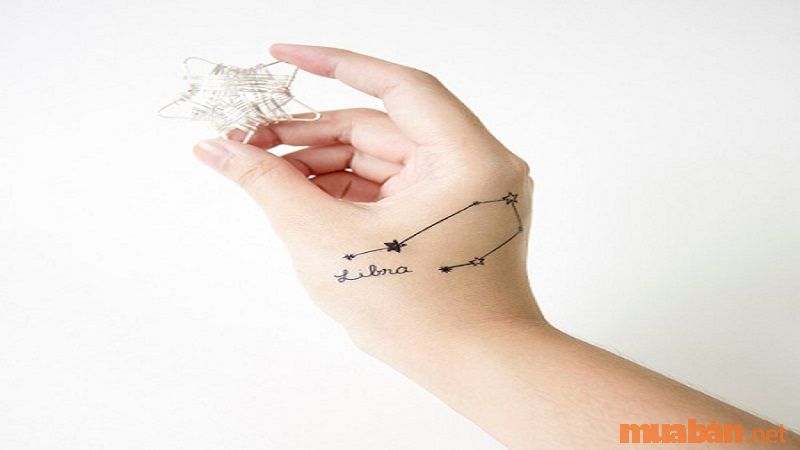 Hình bản đồ sao cung Thiên Bình với họa tiết mini trên mu bàn tay 