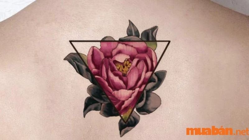 Một mẫu xăm hoa hồng - tam giác xinh xắn