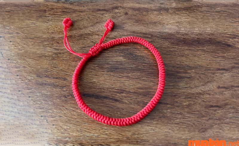 Bạn có thể tự làm vòng chỉ đỏ tại nhà hoặc thỉnh vòng mới tại chùa miếu