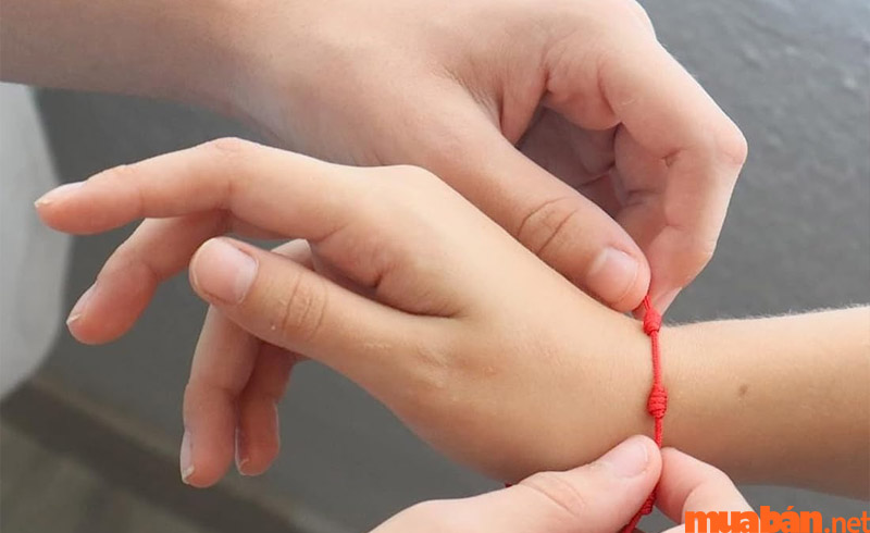 Những điều kiêng kỵ khi đeo vòng chỉ đỏ: Bạn không nên đeo lại vòng tay của người khác nếu không muốn bị năng lượng xấu ảnh hưởng