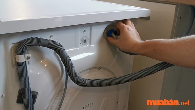 Hết hoặc bị ngắt nguồn nước cấp vào máy là một trong những nguyên nhân gây ra lỗi E5 máy giặt Toshiba 