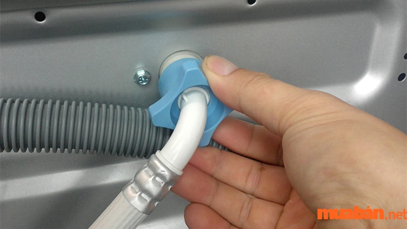 Việc kiểm tra ống dẫn nước không kém phần quan trọng.