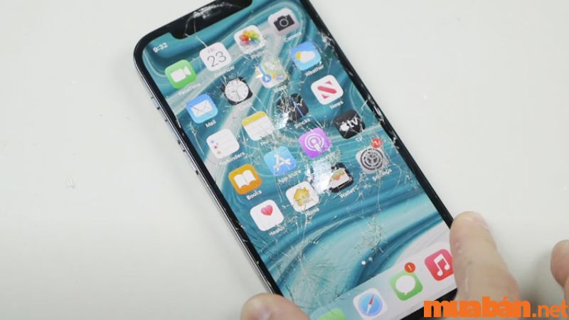 Nên làm gì khi điện thoại iPhone 12 bị vỡ màn hình?