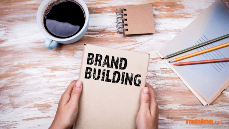 Branding là quá trình xây dựng nhận thức tích cực và mạnh mẽ về doanh nghiệp, sản phẩm hay dịch vụ của doanh nghiệp trong tâm trí khách hàng.