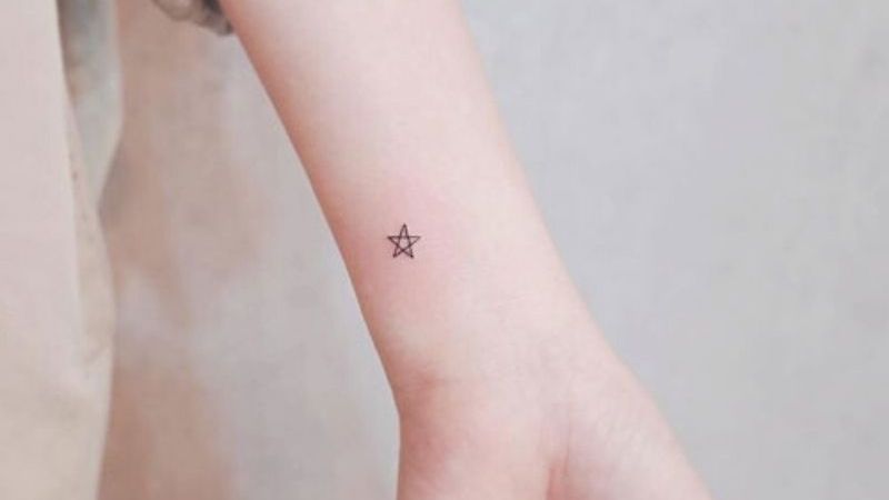 Xăm hình ngôi sao mini ở cổ tay