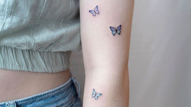 Hình xăm mini trên cánh tay hình con bướm
