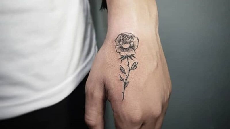 Hình xăm bông hồng trên bàn tay