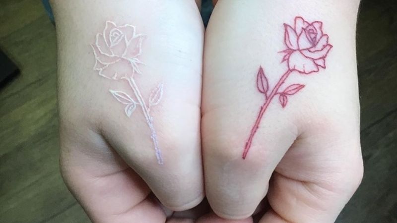 Hình xăm hoa hồng trên bàn tay