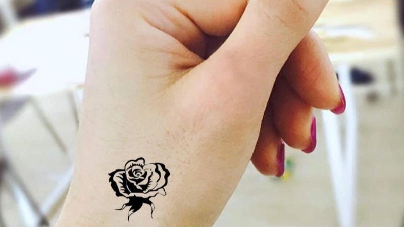 Hình xăm hoa hồng đen trên bàn tay