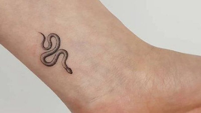 Hình xăm con rắn ở cổ chân