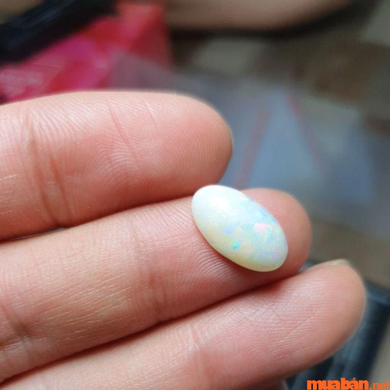 Opal trắng là biểu tượng của sự thanh thản, bình yên