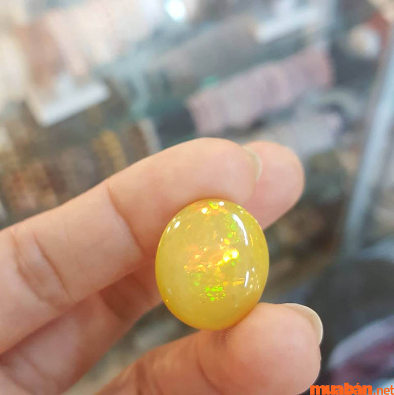 Opal vàng mang lại sự an lạc và vui vẻ cho cuộc sống