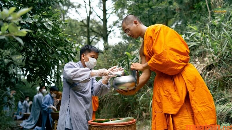 Cúng dường Tăng Bảo là cúng dường các vị Tăng, người truyền bá giáo lý của Đức Phật.