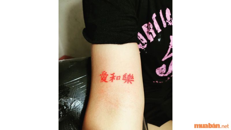 Hình xăm chữ Trung Quốc này có nghĩa là “Tình yêu và niềm vui”