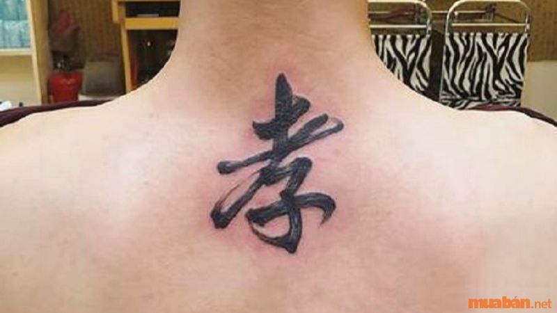Hình tattoo tiếng Trung chữ Hiếu ở cổ