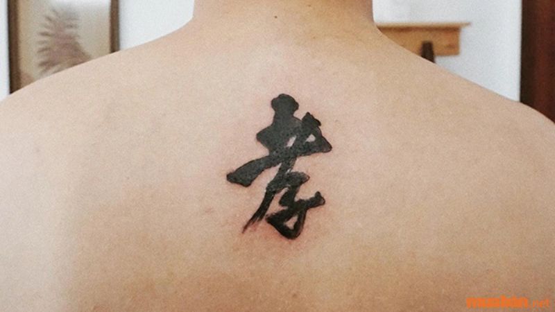 Hình tattoo chữ Hiếu ở sau lưng