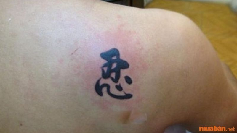 Tattoo chữ Nhẫn giờ đồng hồ Trung ở vai