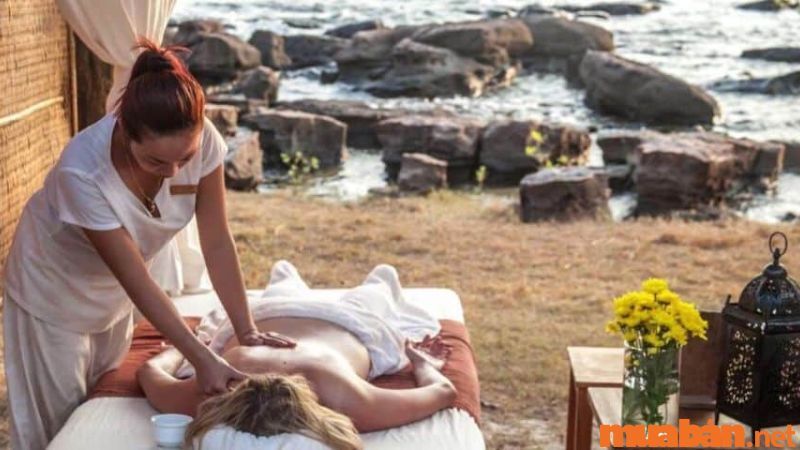 Massage trên bãi biển với giá “bình dân”