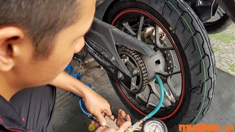 Kiểm tra áp suất lốp xe thường xuyên để tiết kiệm xăng