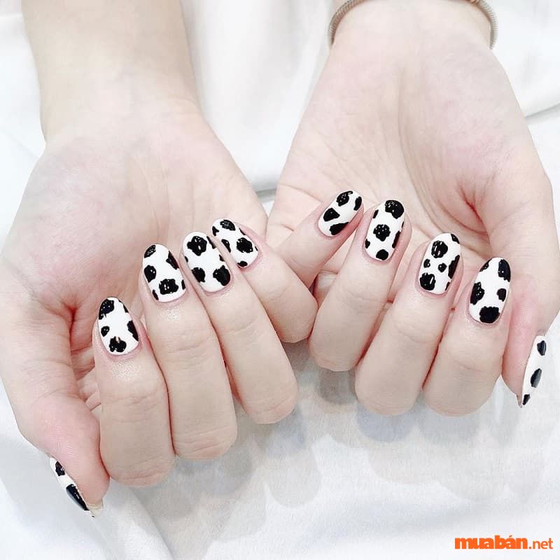 Mẫu nail trắng đen họa tiết bò sữa dễ thương