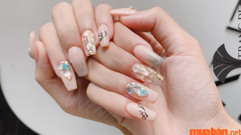 Mẫu nail nude đính đá 