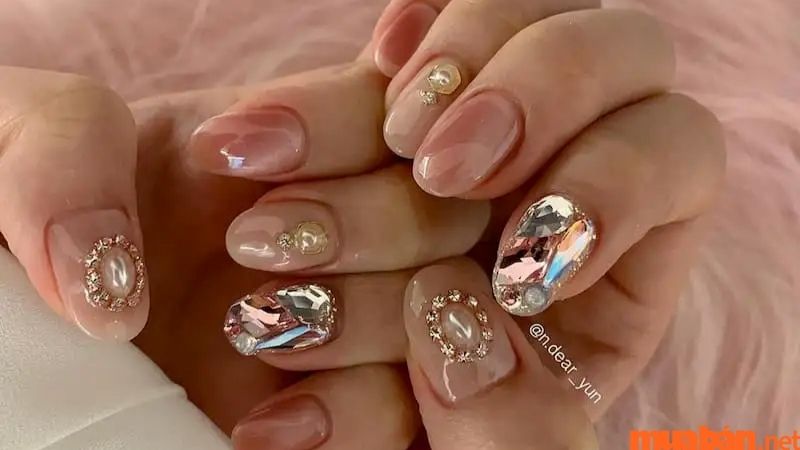 Mẫu nail nude đính đá 