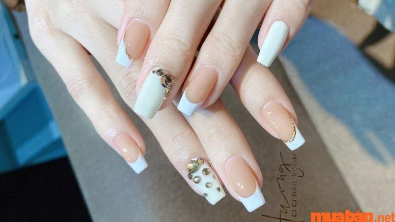 Mẫu nail sơn đầu móng đính đá đơn giản