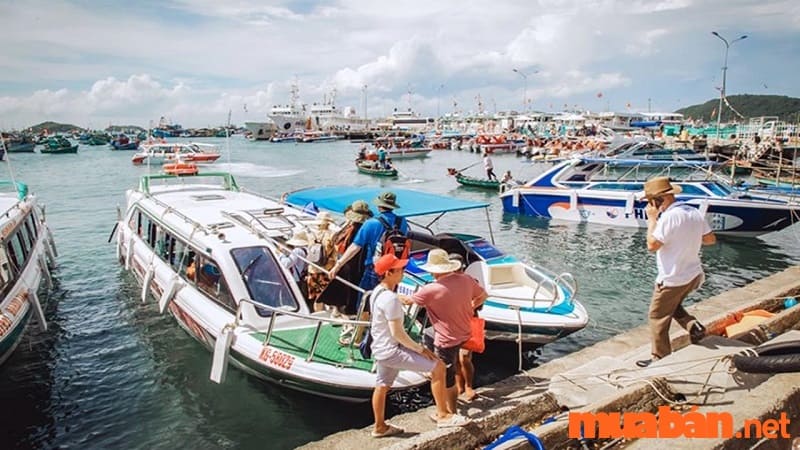 Khi chuyển ra Hòn Móng Tay cần chú ý mặc áo phao