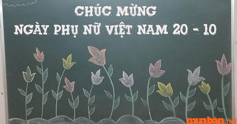 Trang trí bảng chào mừng 20/10 bằng vườn hoa với nhiều hoa có kích thước khác nhau