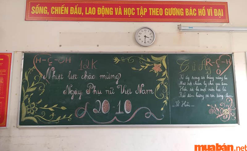 Lớp chuyên Hóa trang trí bảng chào mừng ngày 20/10