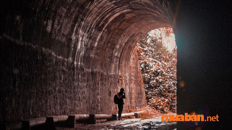 Góc chụp nghệ thuật từ trong đường hầm Hỏa Xa Đà Lạt
